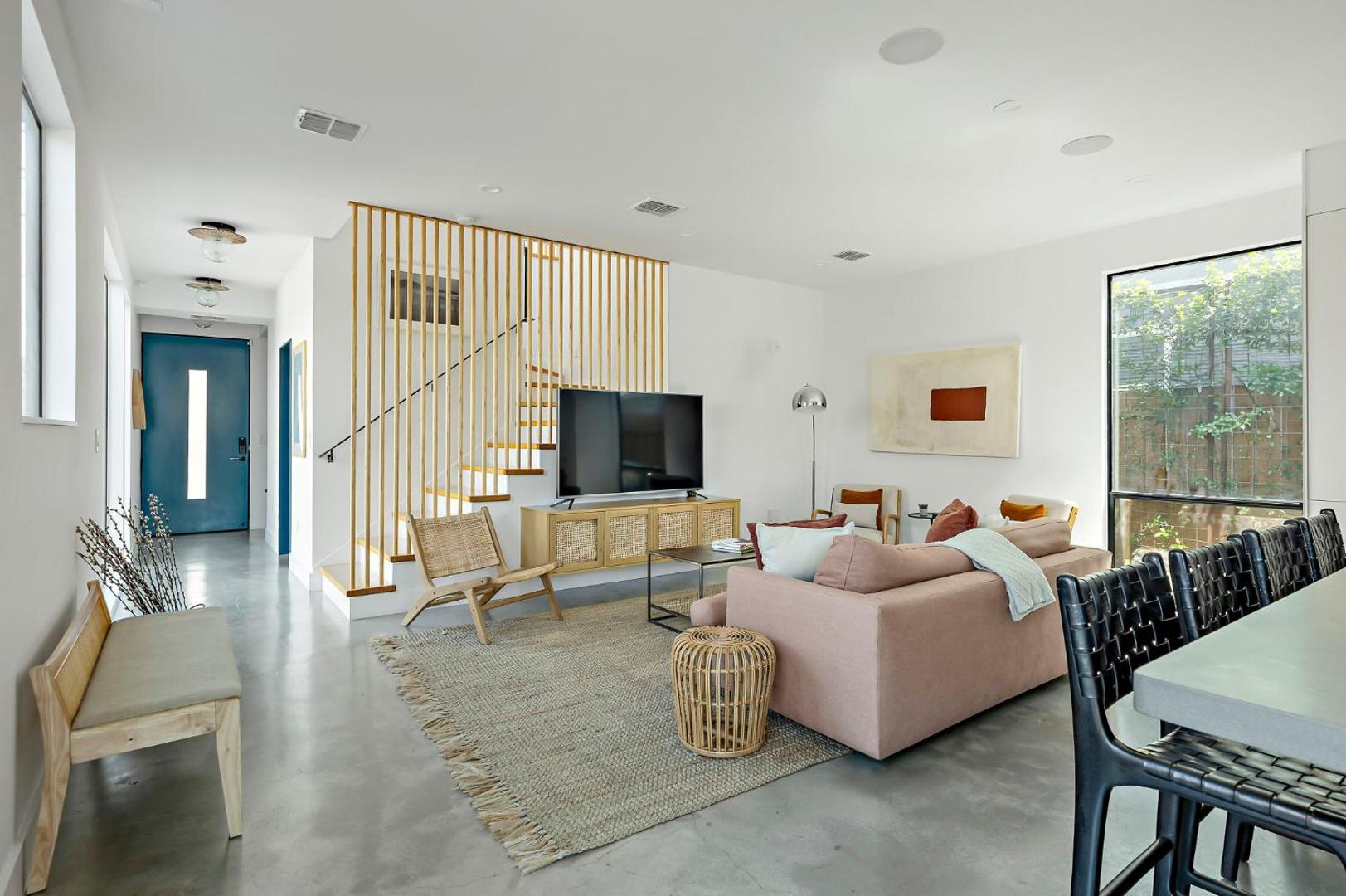 Foto 3: Rooftop Deck, DT City Views, Modern Eastside Oasis