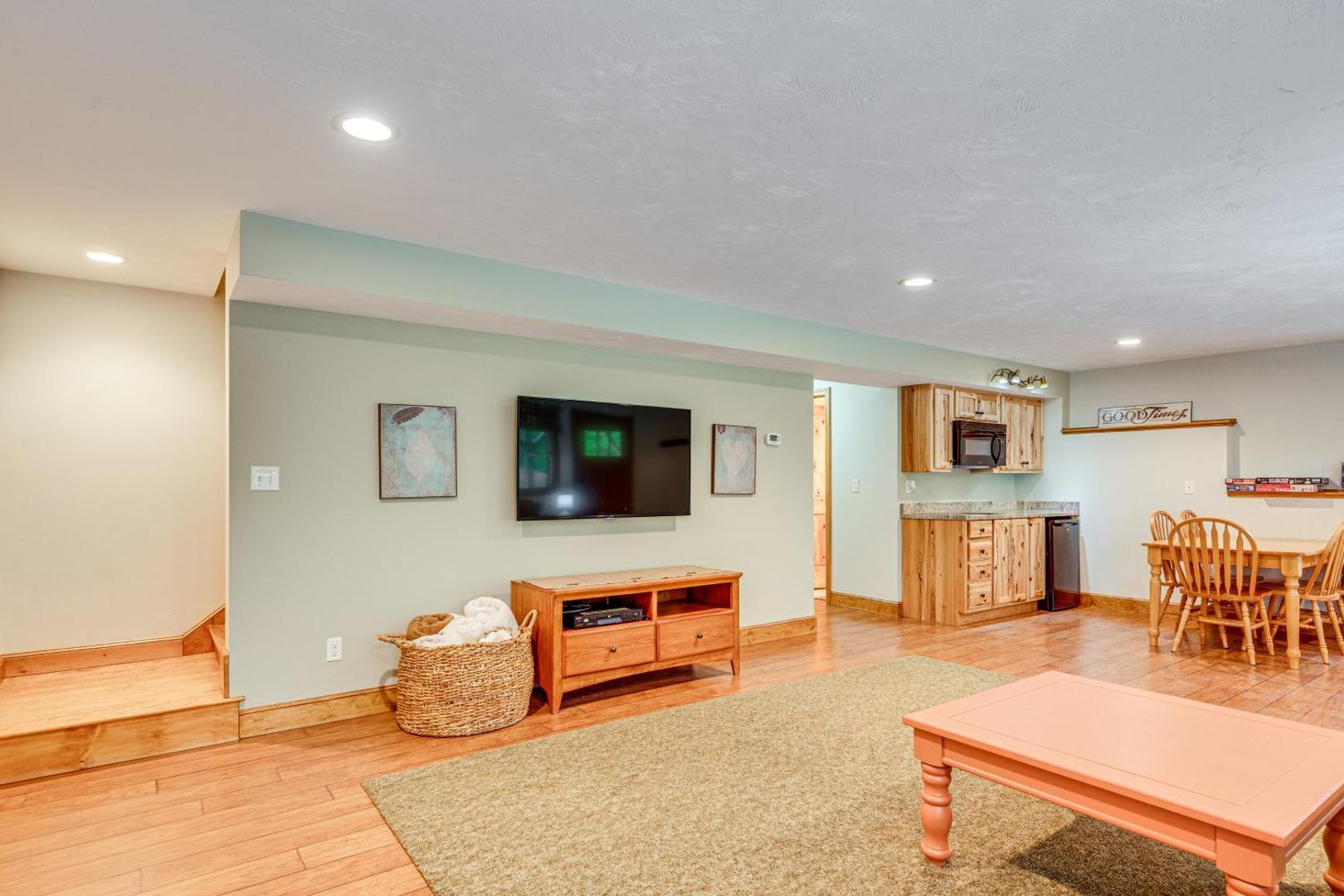 Foto 7: Ski, Hike and Fish Chalet with Hot Tub in Conway