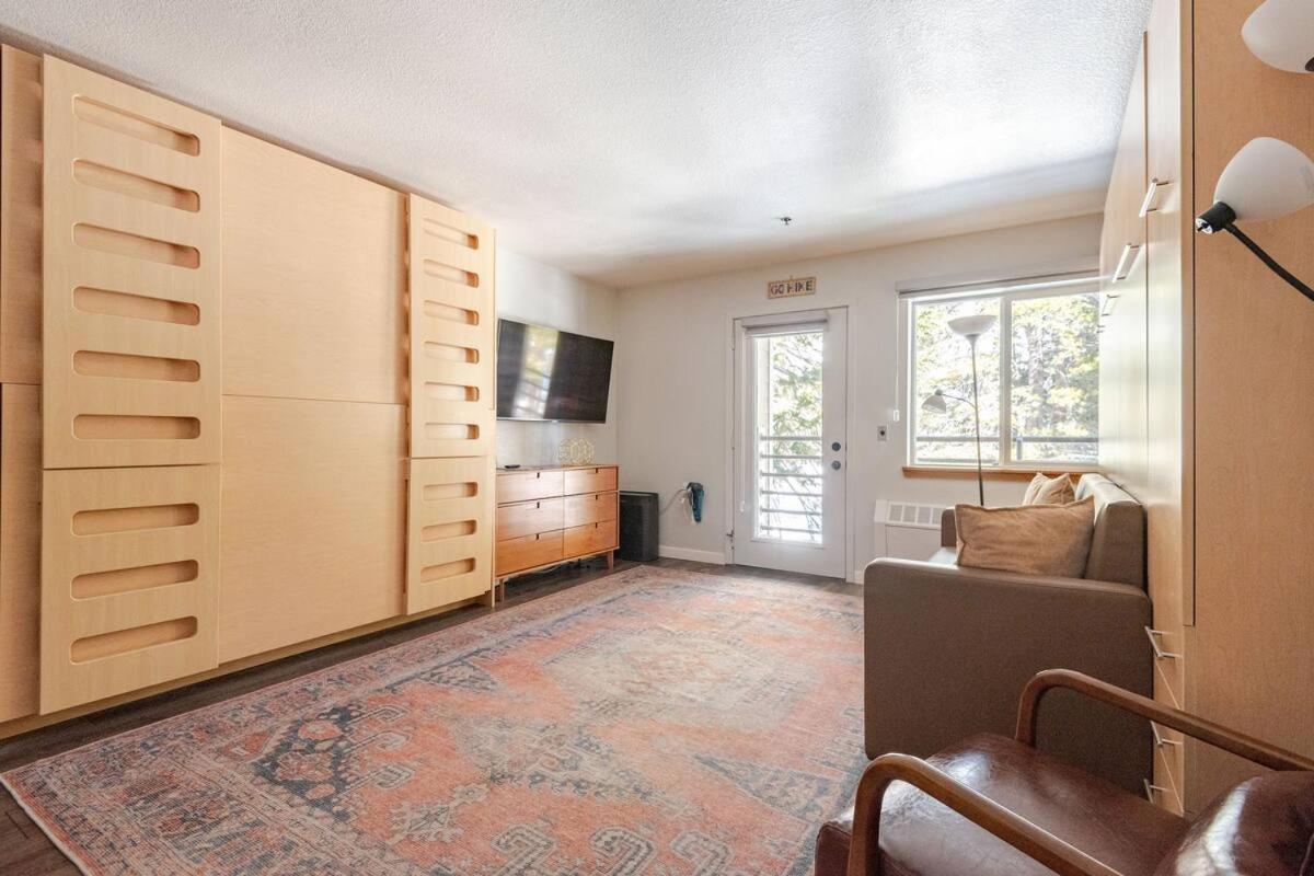 Foto 7: Super-Efficient Studio with Full Kitchen Balcony & Smart Sleeping Options