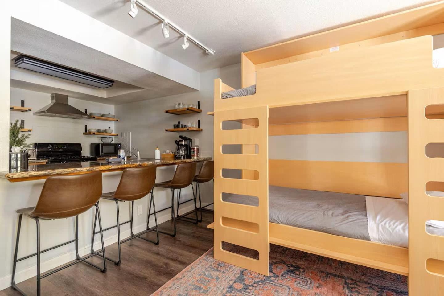 Foto 8: Super-Efficient Studio with Full Kitchen Balcony & Smart Sleeping Options