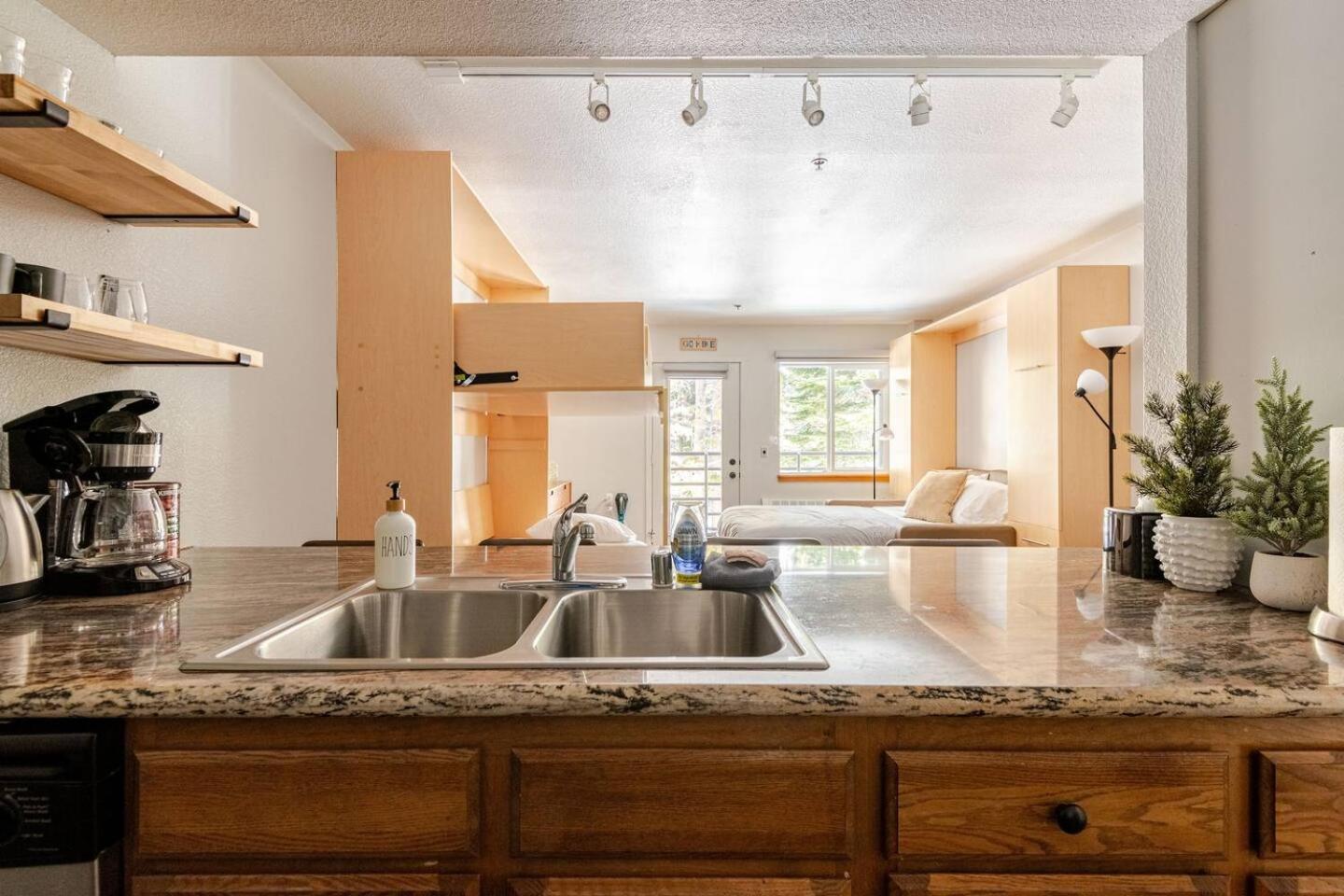 Foto 4: Super-Efficient Studio with Full Kitchen Balcony & Smart Sleeping Options