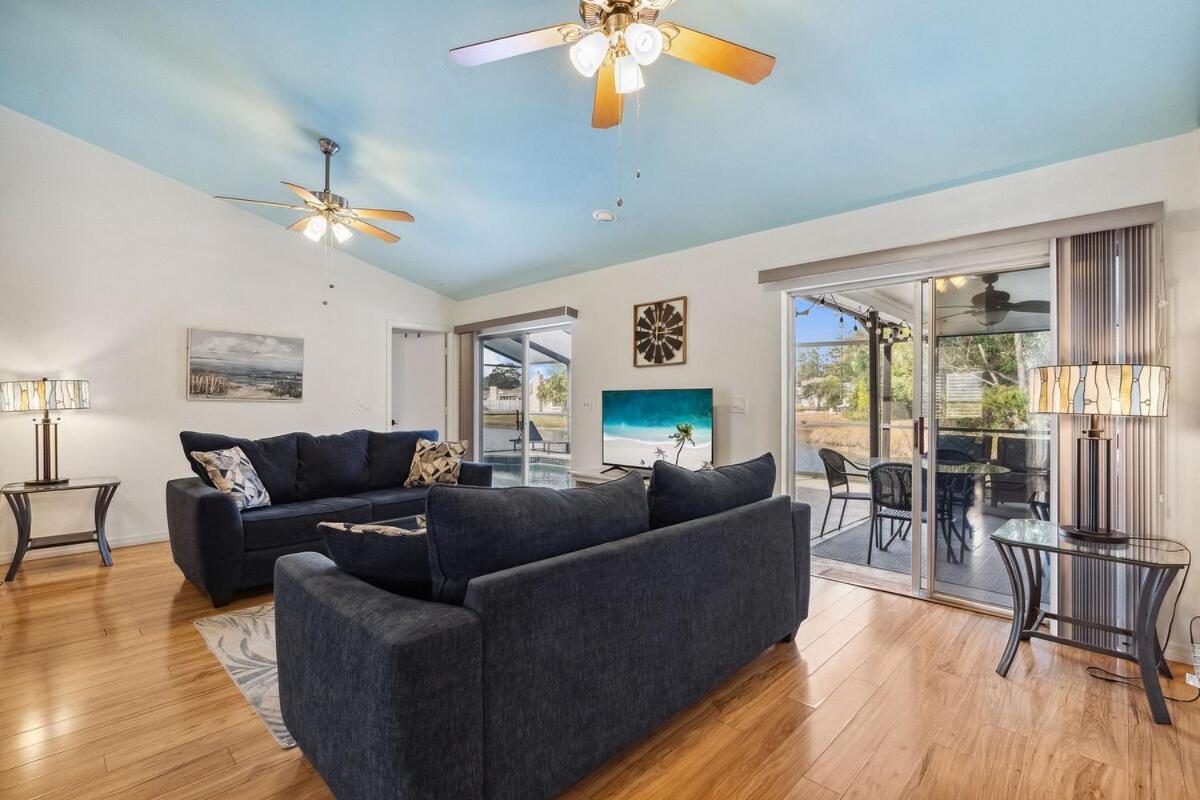 Kuva 6: Pool on the Lake, Peaceful, Close to Beaches, Restaurants and More!