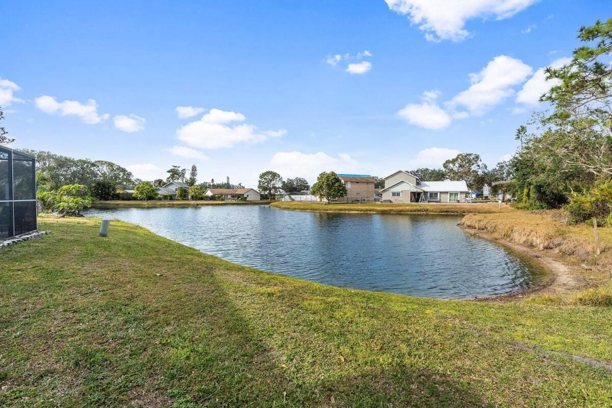 Kuva 4: Pool on the Lake, Peaceful, Close to Beaches, Restaurants and More!