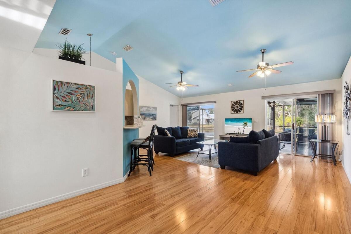 Kuva 9: Pool on the Lake, Peaceful, Close to Beaches, Restaurants and More!