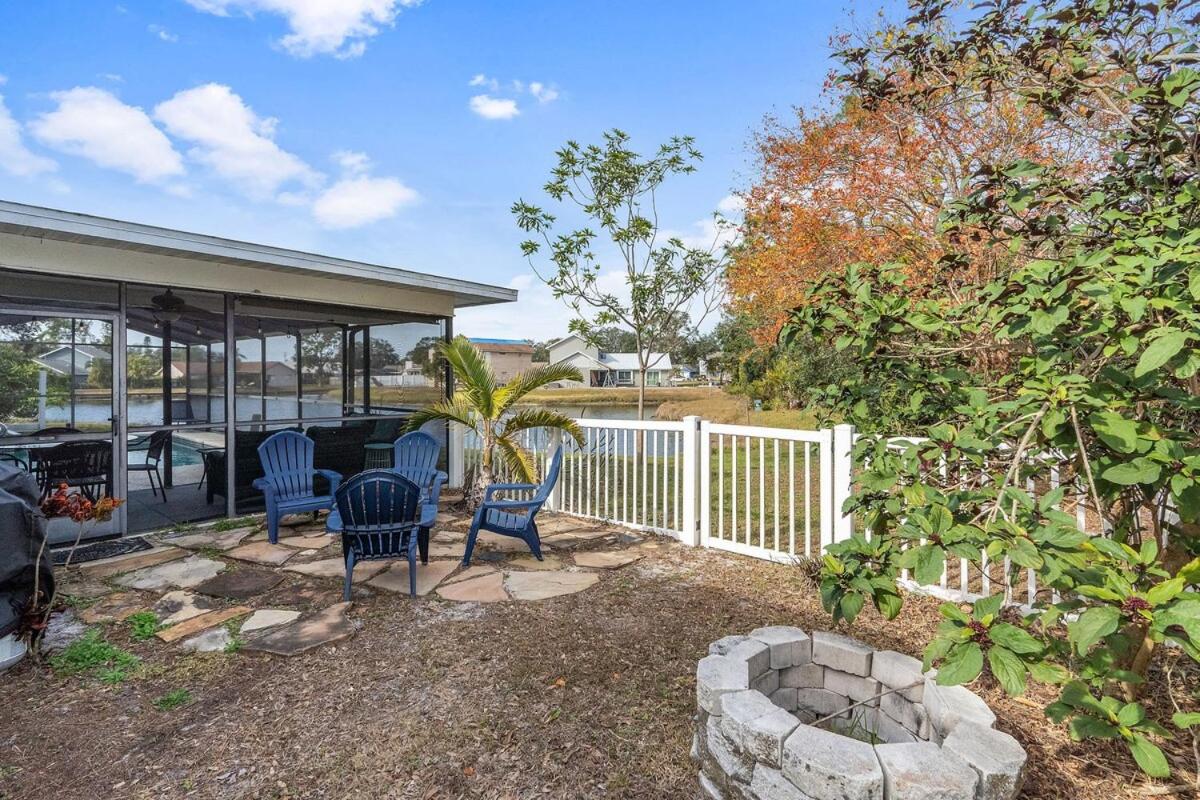 Kuva 5: Pool on the Lake, Peaceful, Close to Beaches, Restaurants and More!