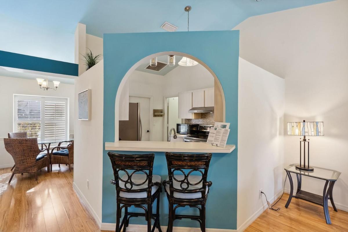 Kuva 10: Pool on the Lake, Peaceful, Close to Beaches, Restaurants and More!