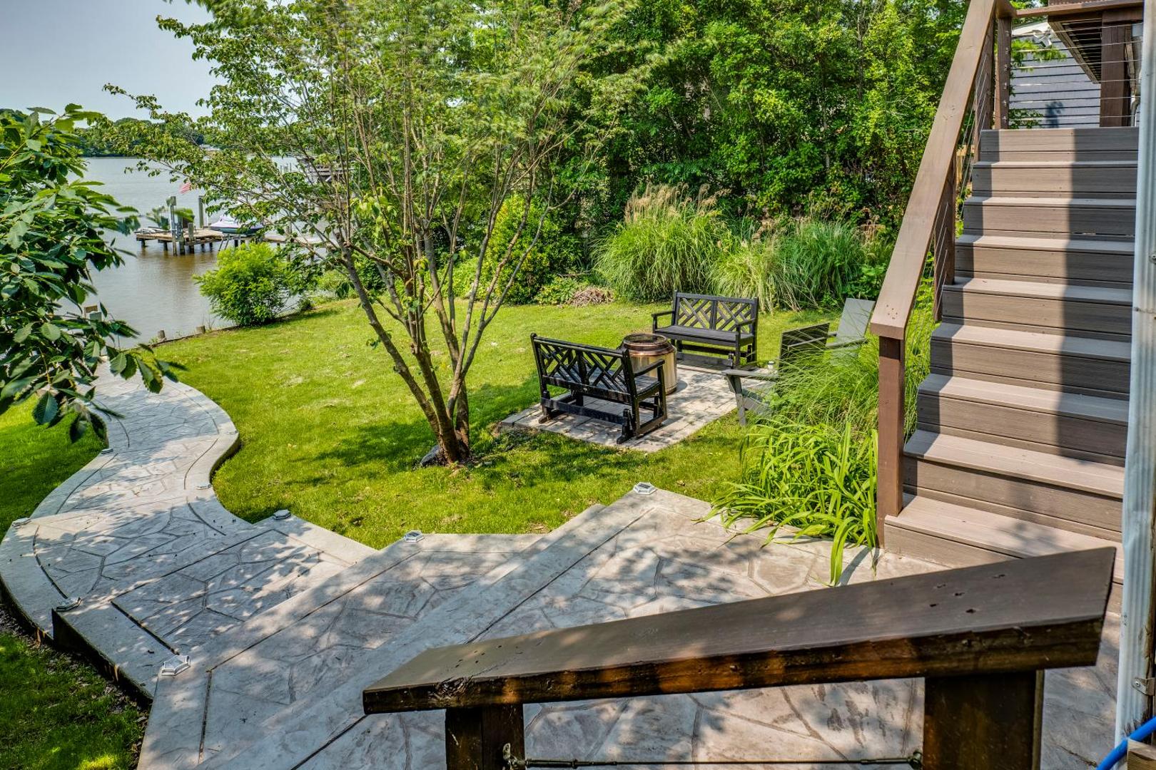Bilde 10: River Refresh - Waterfront with Spa on Placid Bay Luxury Vacation Rental by B Michaels Escapes
