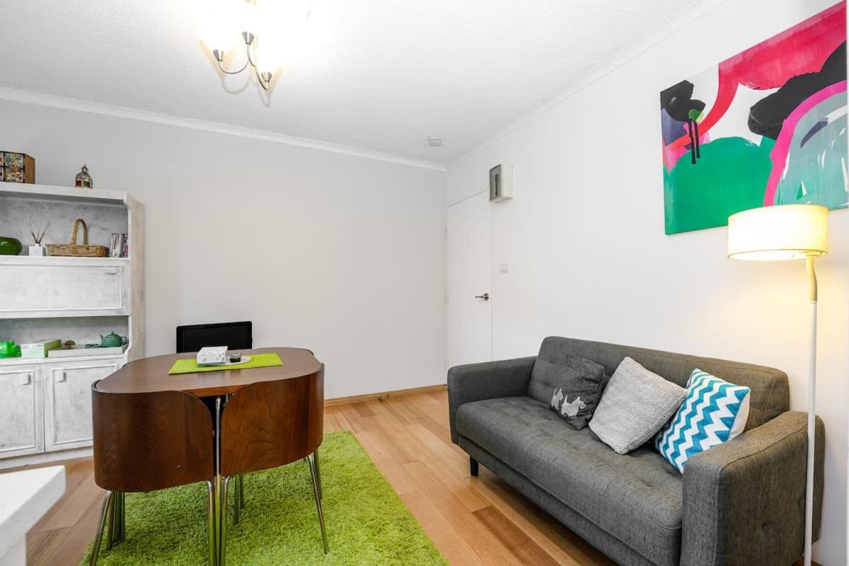 Foto 10: Central & Cozy Fitzroy Studio Apartment with parking