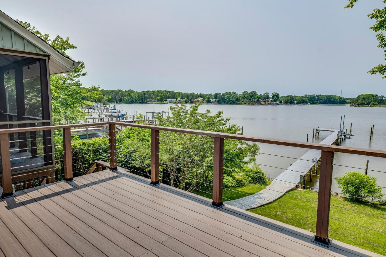 Bilde 2: River Refresh - Waterfront with Spa on Placid Bay Luxury Vacation Rental by B Michaels Escapes