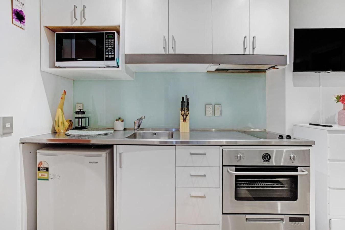 Foto 2: CBD Studio with Full Kitchen and Laundry
