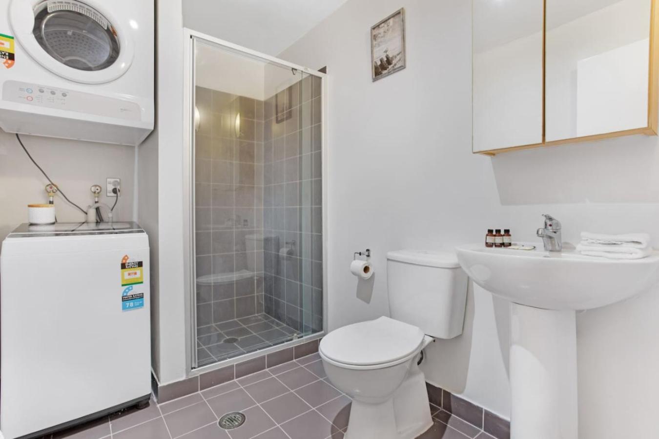 Foto 4: CBD Studio with Full Kitchen and Laundry