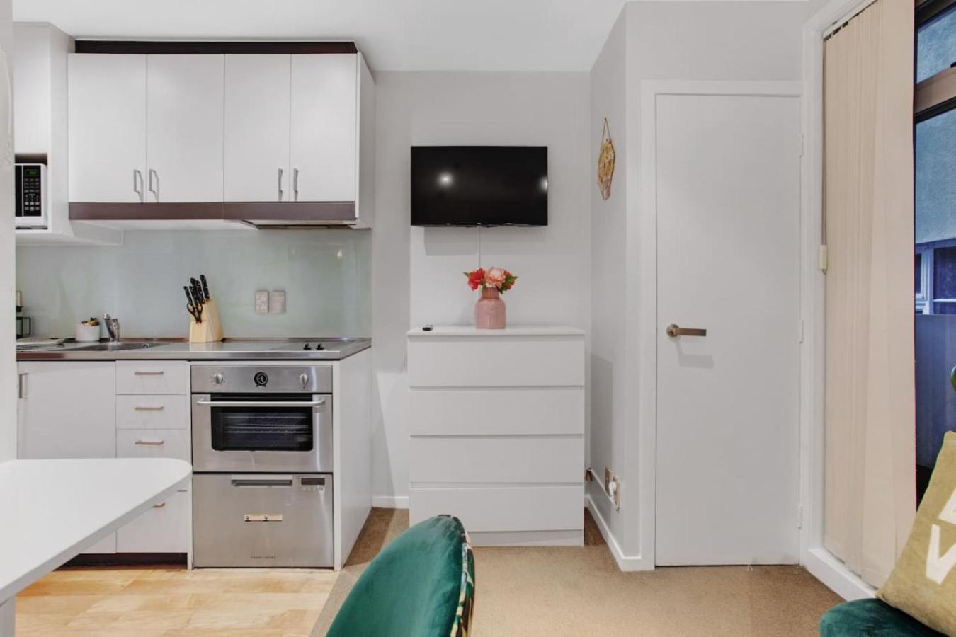 Foto 8: CBD Studio with Full Kitchen and Laundry