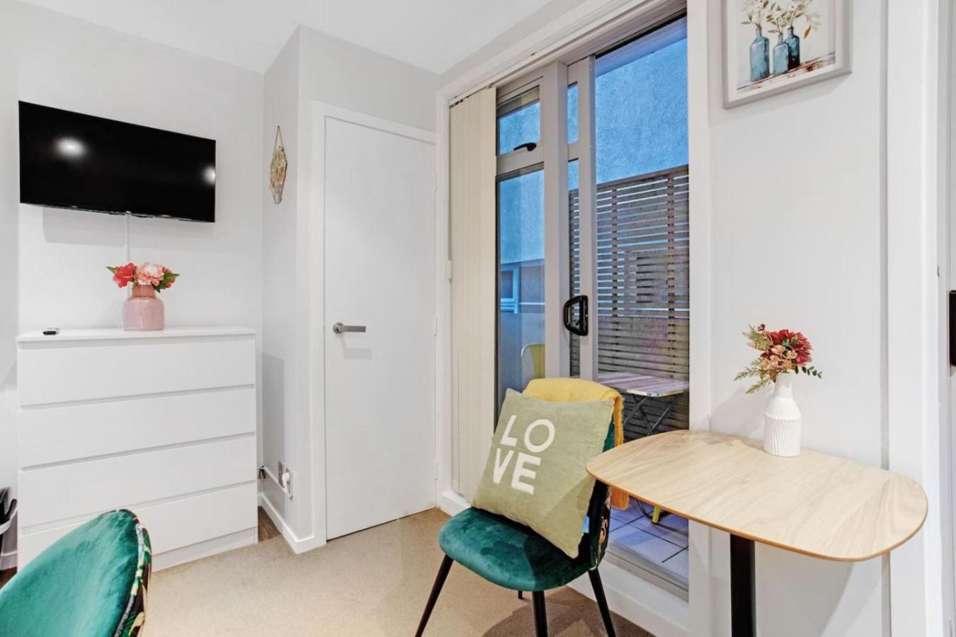 Foto 9: CBD Studio with Full Kitchen and Laundry