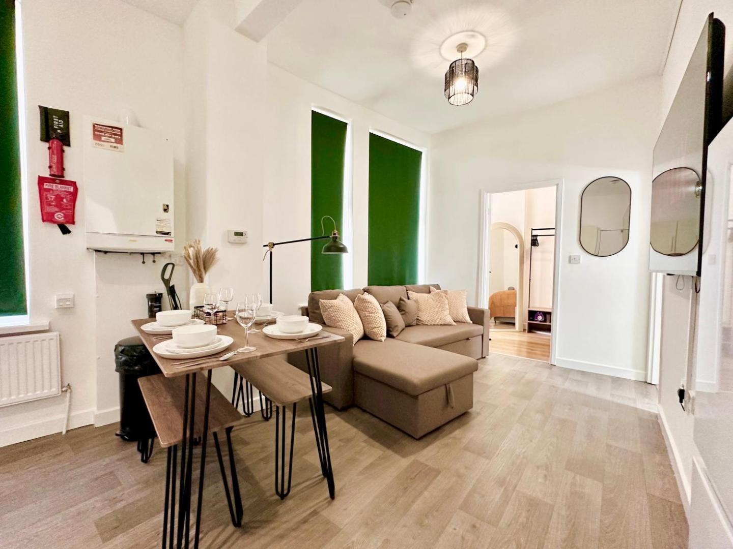 Foto 4: Chic & Modern 2BR Apartment - Luxury Manchester Retreat