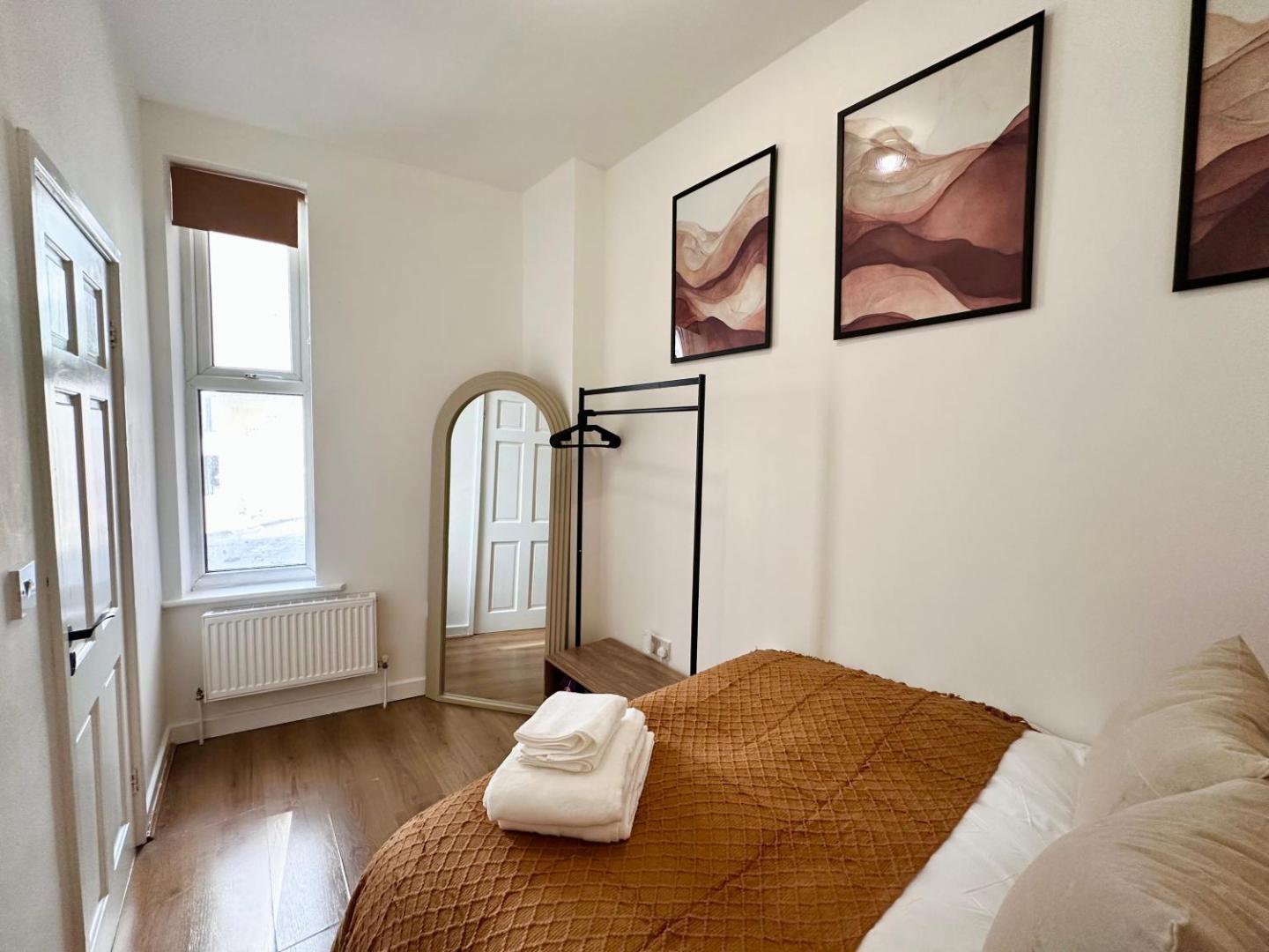 Foto 9: Chic & Modern 2BR Apartment - Luxury Manchester Retreat