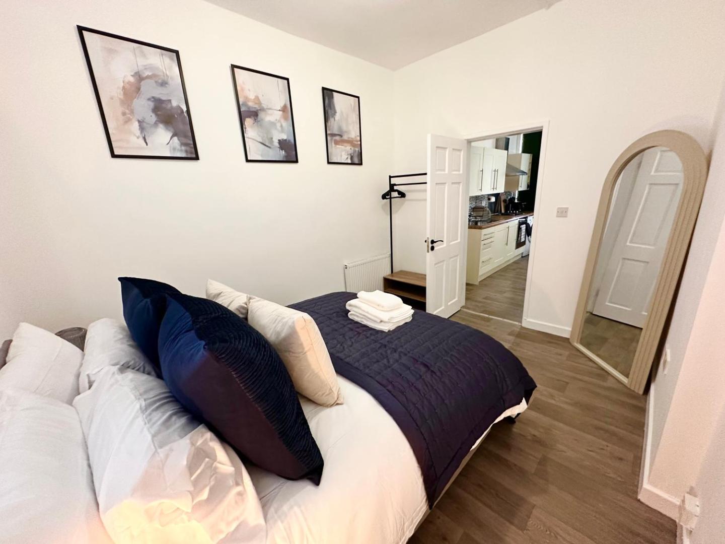 Foto 10: Chic & Modern 2BR Apartment - Luxury Manchester Retreat