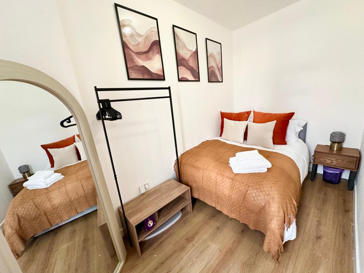 Foto 3: Chic & Modern 2BR Apartment - Luxury Manchester Retreat