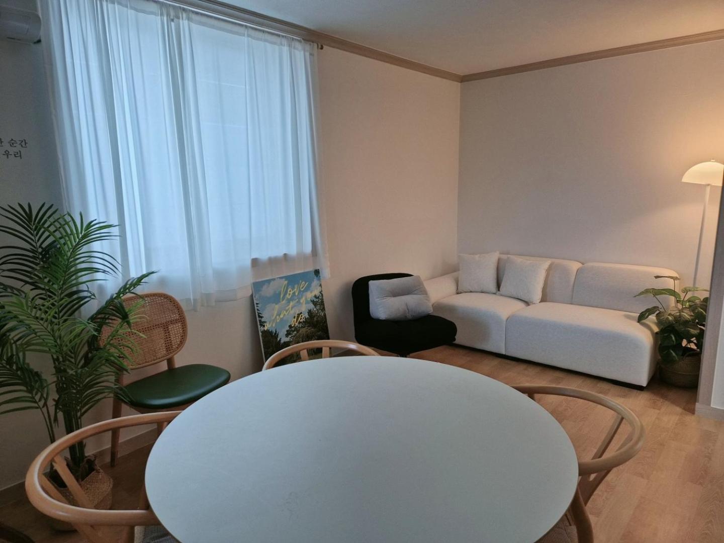 Φωτογραφία 2: 경주스테이구황,주차2대,스텐바이미,마샬스피커,다이슨에어랩,황리단길과 경주월드 관광에 위치 최상
