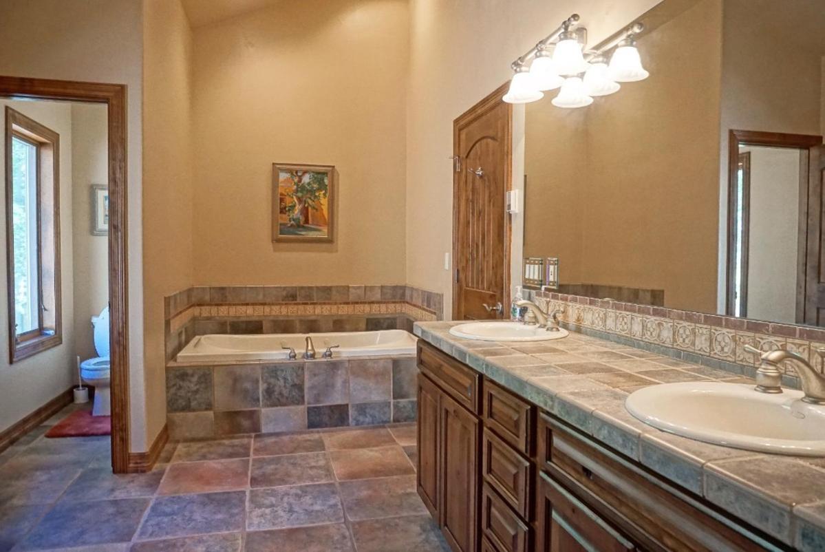 Bilde 8: Private Elevator, Great Outdoor Space, Panoramic Views, Monthly Rentals Available
