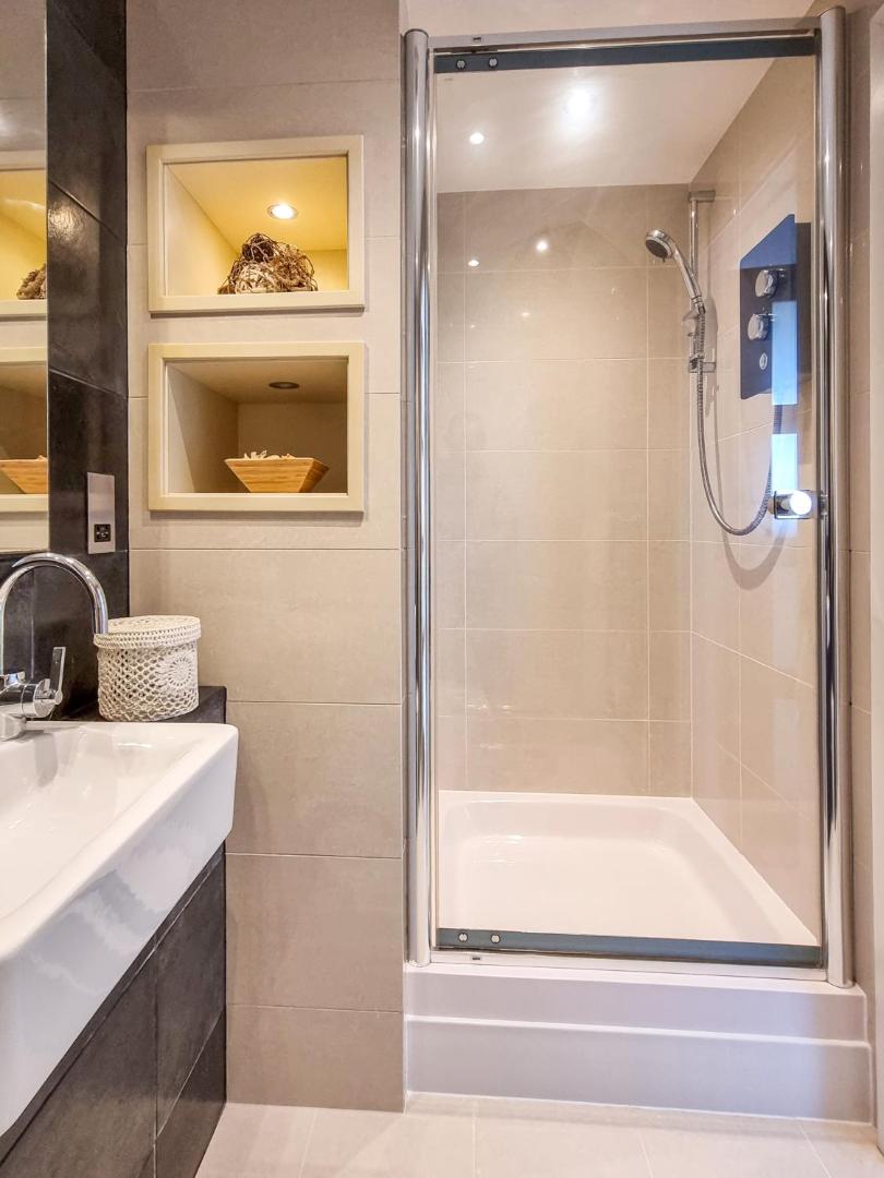 Foto 4: Point View - Award Winning Apartments with Private Hot Tub & Parking