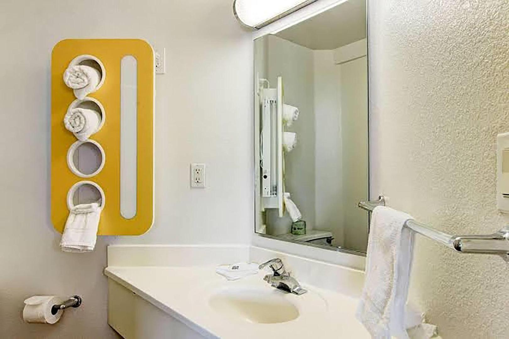 Foto 6: Super 8 by Wyndham Aurora East