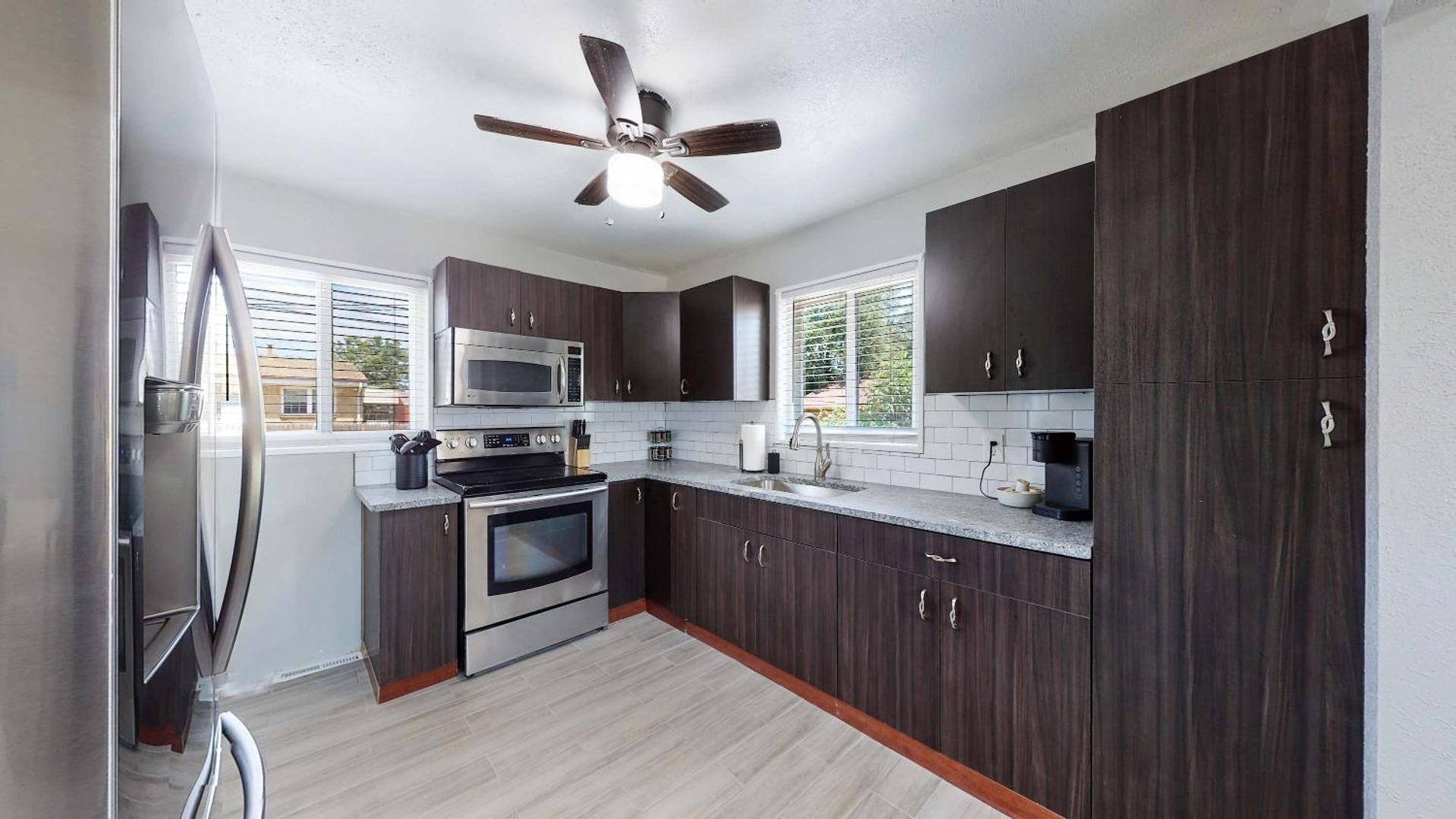 Foto 2: Bright & Spacious Upper Unit with Two Bedrooms in Denver