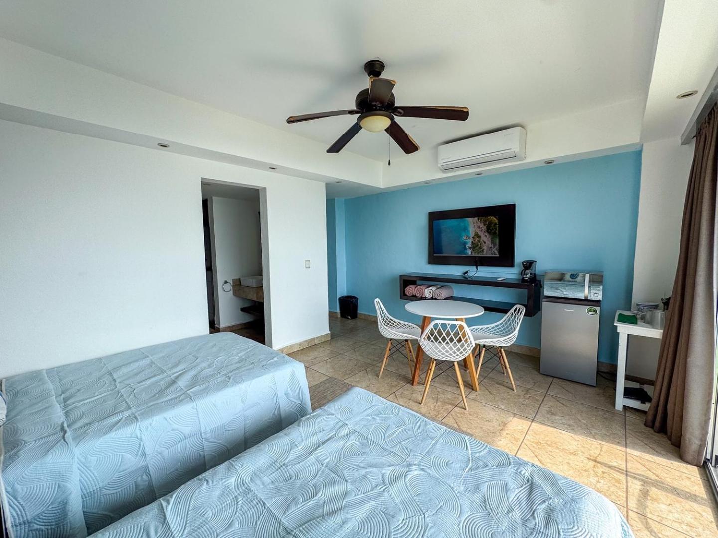 Bilde 8: Apt with Balcony, Beach Access & Comfort, pool 601