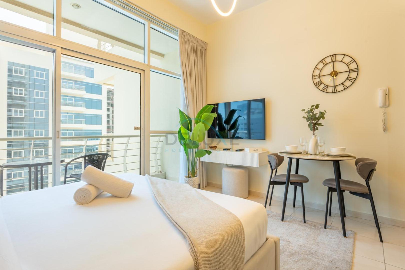 Foto 3: Studio with Balcony Facing the Community, Located Near Golf Clubs and Cricket Stadium, Royale Residence 1 , Dubai Sports City by Deluxe Holiday Homes