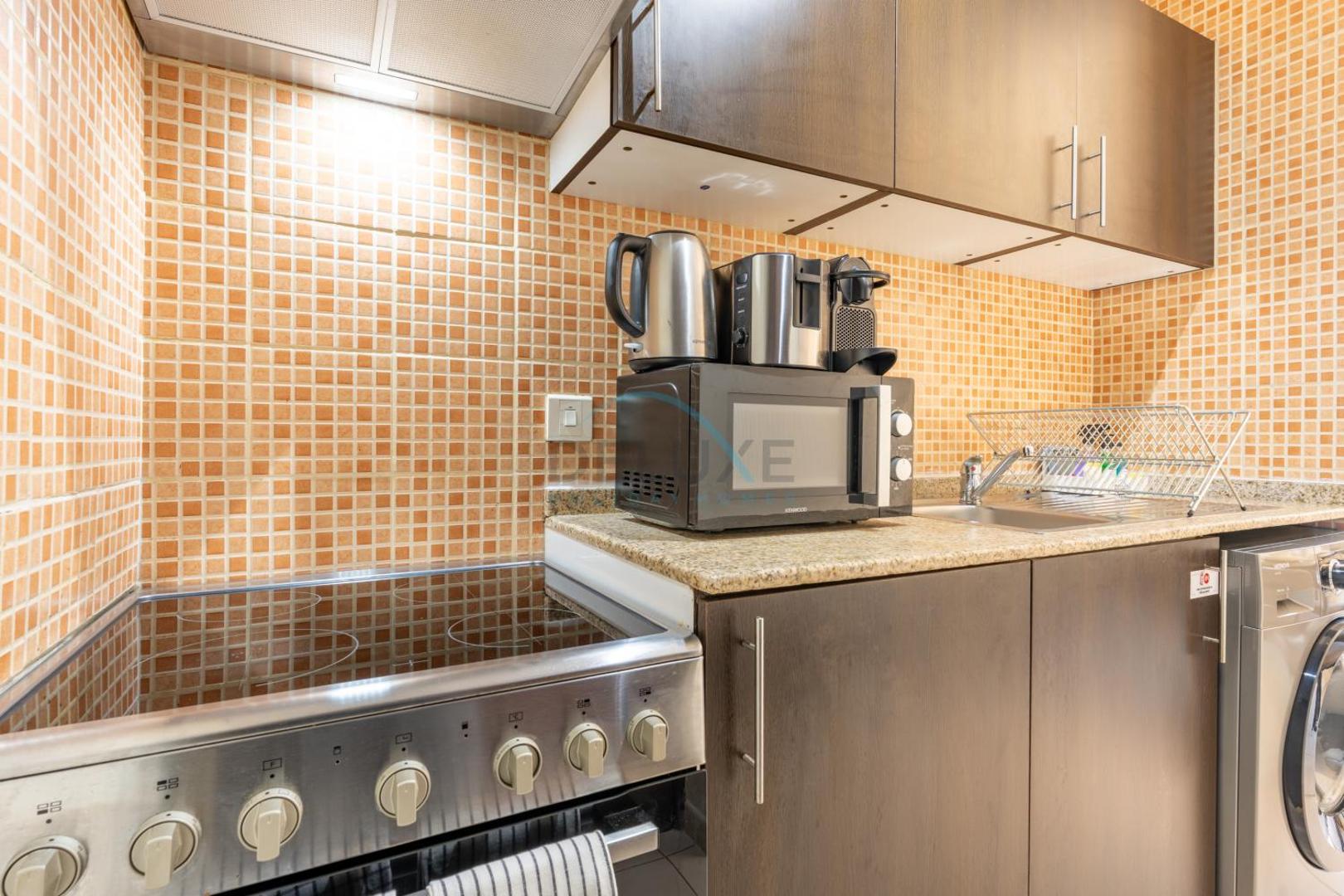 Foto 4: Studio with Balcony Facing the Community, Located Near Golf Clubs and Cricket Stadium, Royale Residence 1 , Dubai Sports City by Deluxe Holiday Homes