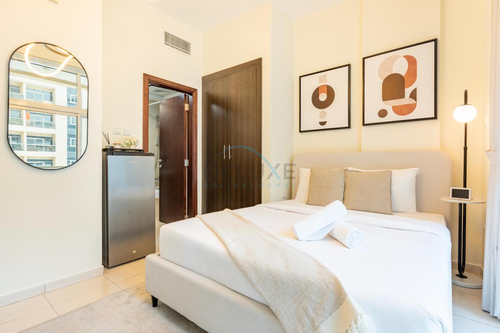 Foto 5: Studio with Balcony Facing the Community, Located Near Golf Clubs and Cricket Stadium, Royale Residence 1 , Dubai Sports City by Deluxe Holiday Homes