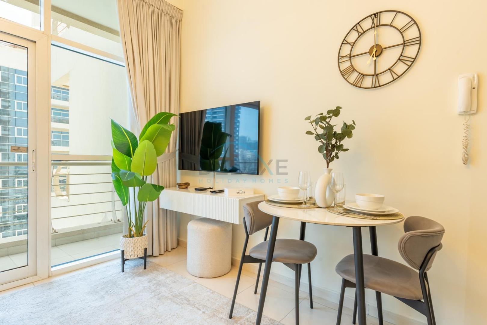 Foto 7: Studio with Balcony Facing the Community, Located Near Golf Clubs and Cricket Stadium, Royale Residence 1 , Dubai Sports City by Deluxe Holiday Homes