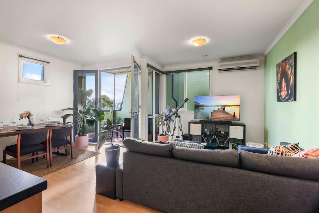 Kuva 4: Spacious Duplex, Tram Stop, Brunswick East