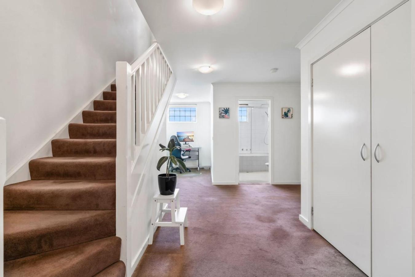 Kuva 9: Spacious Duplex, Tram Stop, Brunswick East