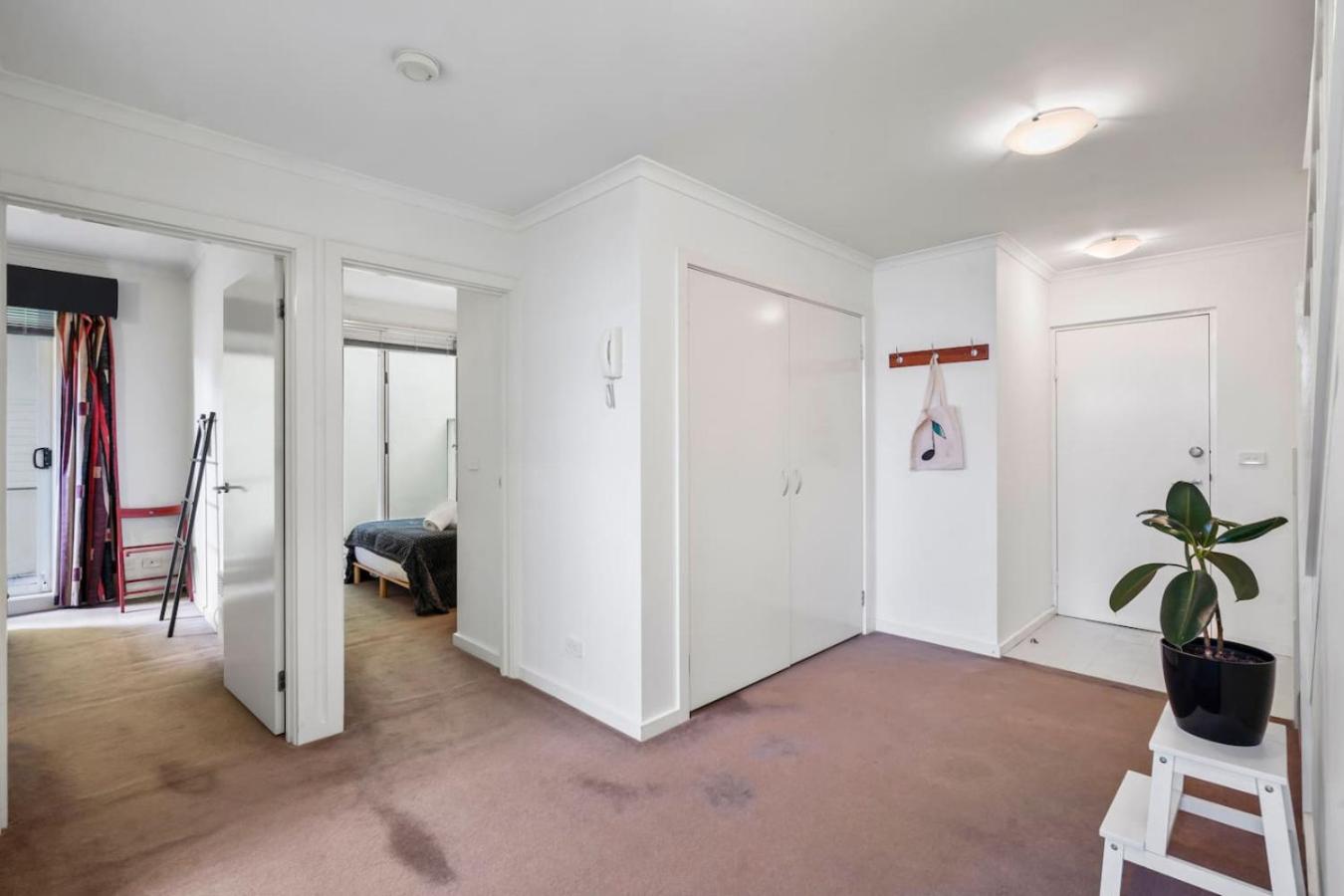 Kuva 10: Spacious Duplex, Tram Stop, Brunswick East