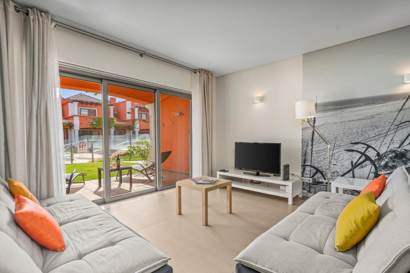 Fotografia 5: Spacious & Luxurious w/ Terrace & Pool by HostWise