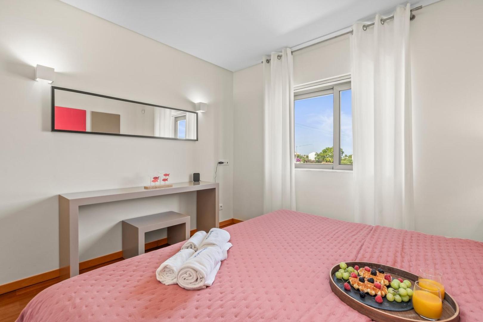 Fotografia 9: Spacious & Luxurious w/ Terrace & Pool by HostWise