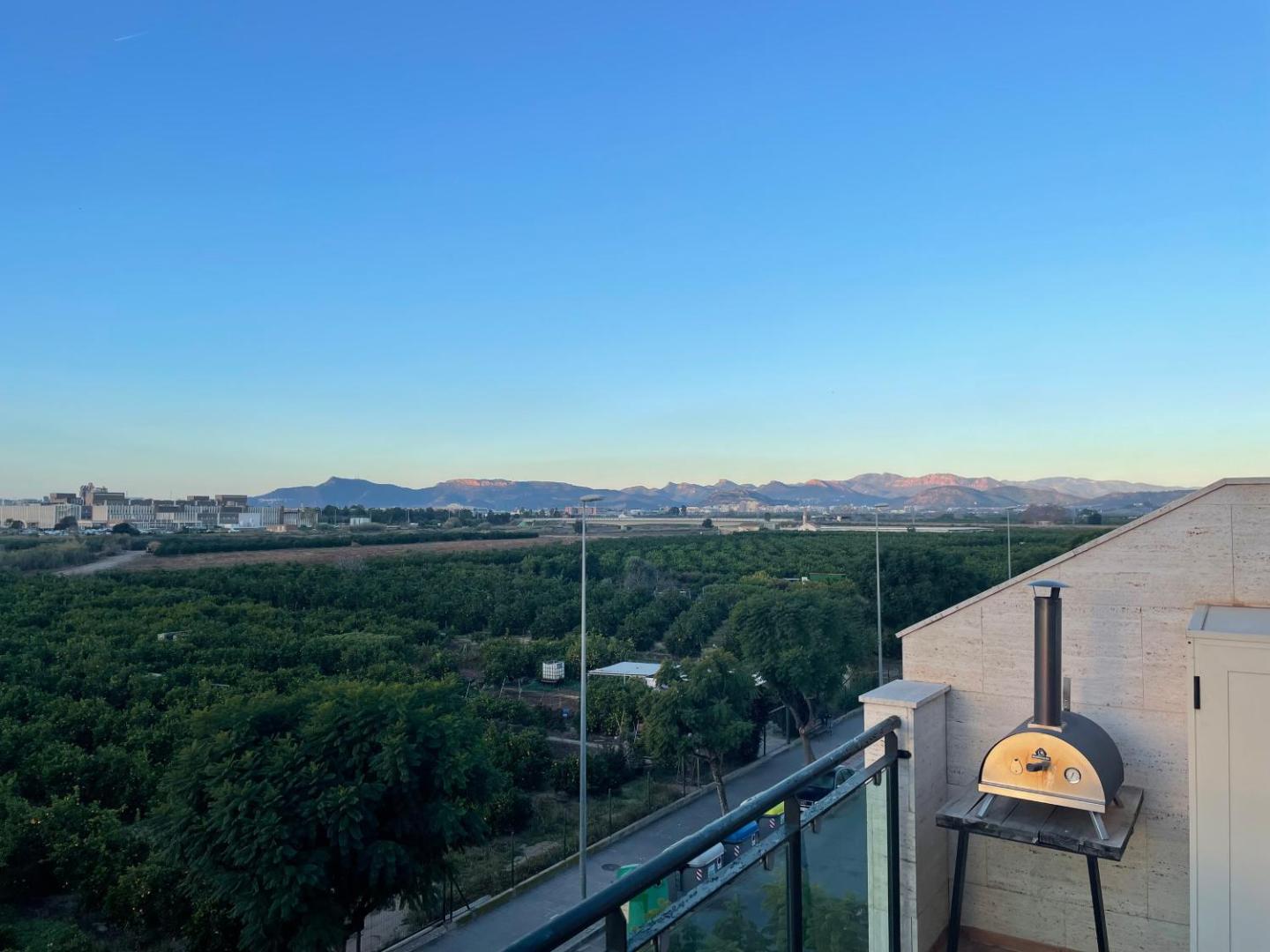 Fotografie 4: Mountains, the Sea and Orange Fields - Calm Retreat with Scenic Balcony