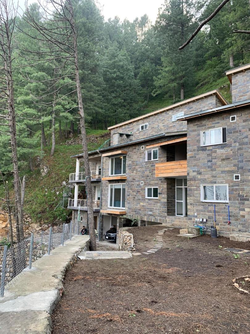 Billede 10: Pine Edge by T2R - Luxury 2BR Duplex Apartment Private Parking & Stunning Views in Khaira Gali near to Nathia Gali & Muree