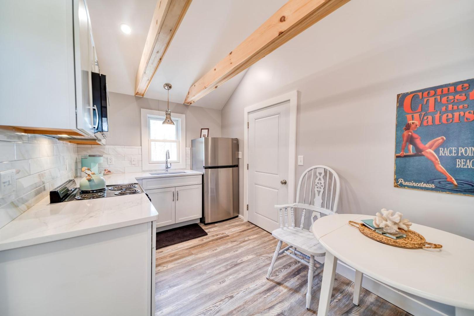 Фотография 6: Studio with Deck by Leavetown Vacations