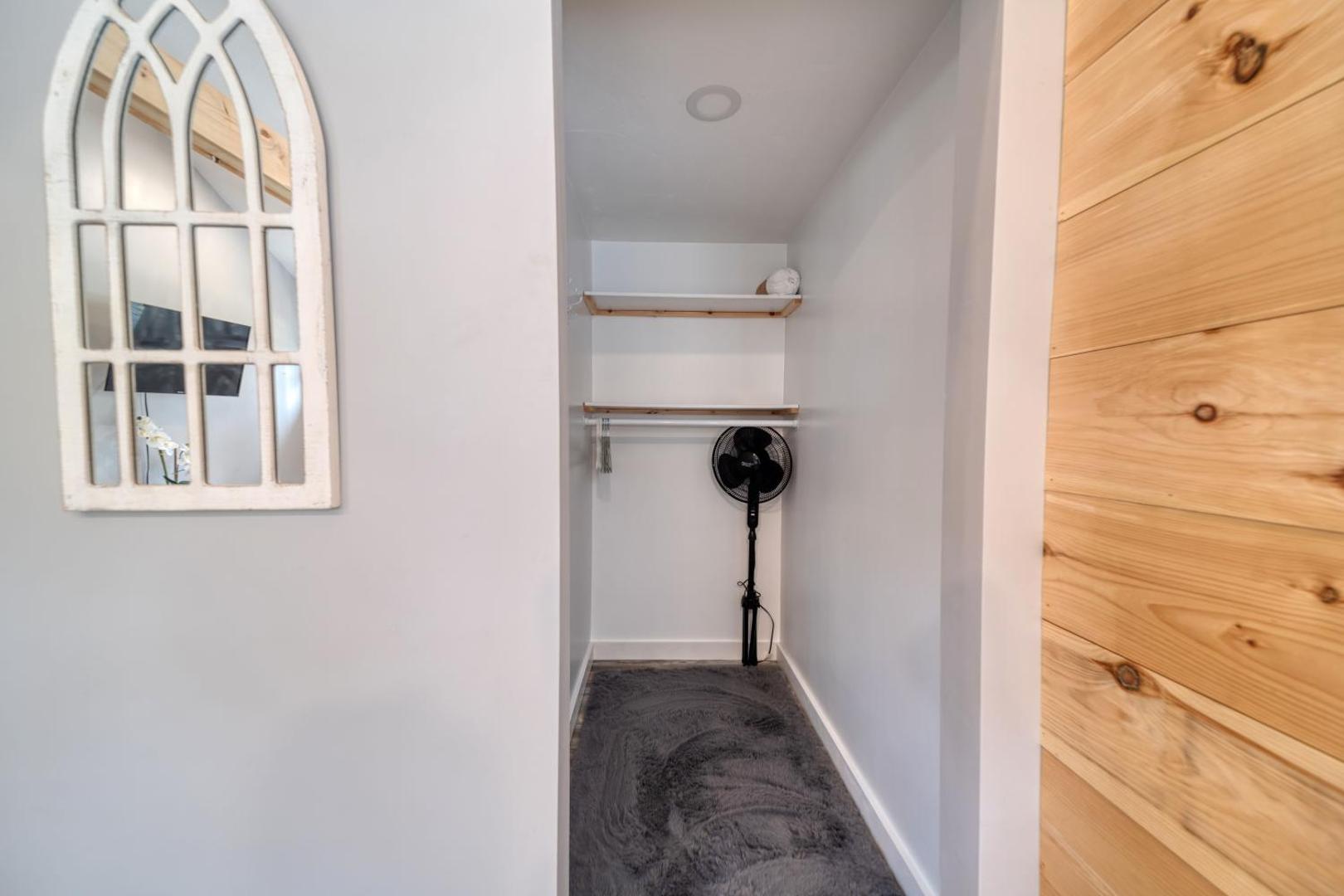 Фотография 8: Studio with Deck by Leavetown Vacations