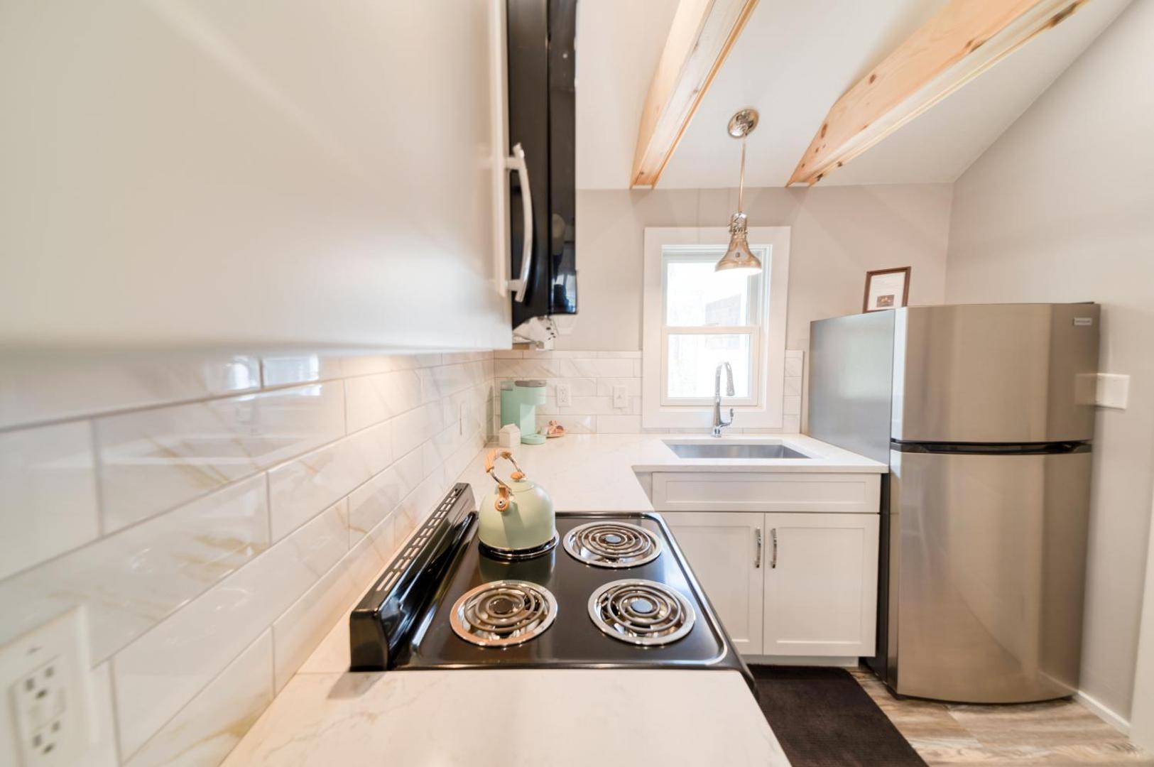 Фотография 9: Studio with Deck by Leavetown Vacations