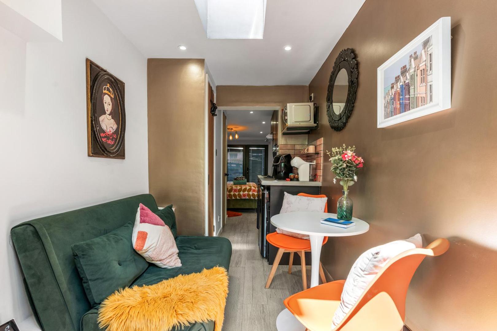 Foto 2: Tiny House with private Parking & Patio - central Brighton
