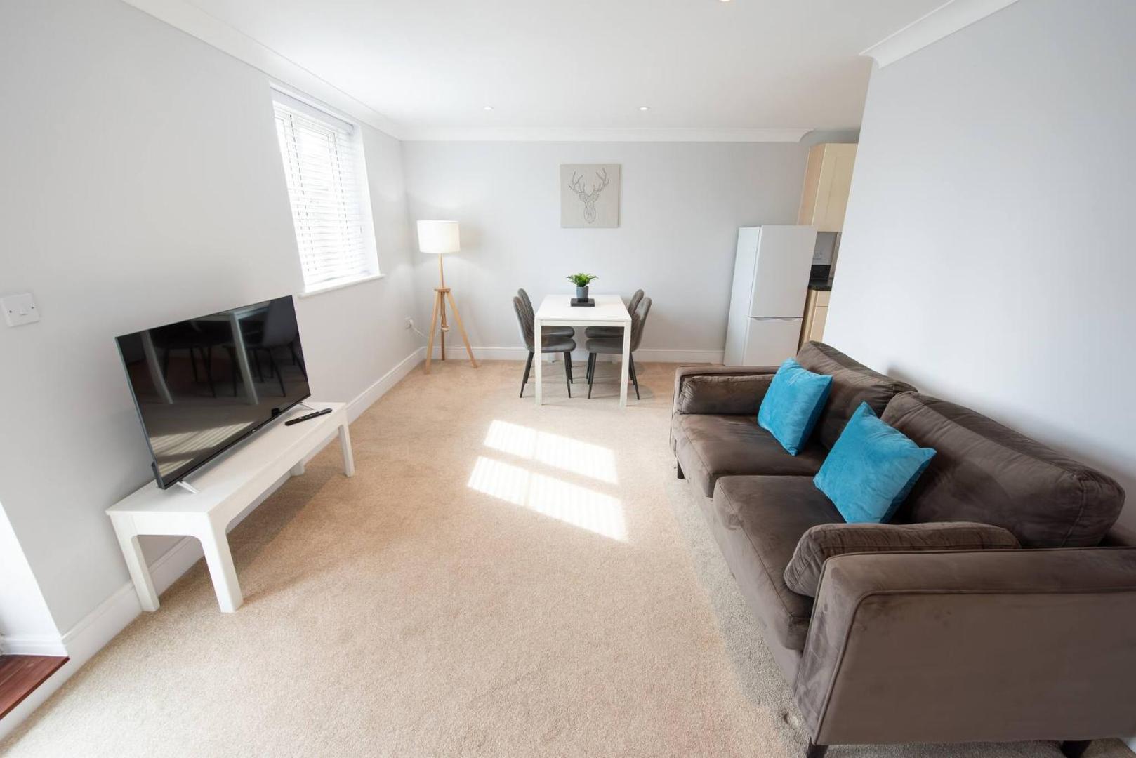 Fotografia 10: Two Bed Two Bath Flat with Balcony Near to Station