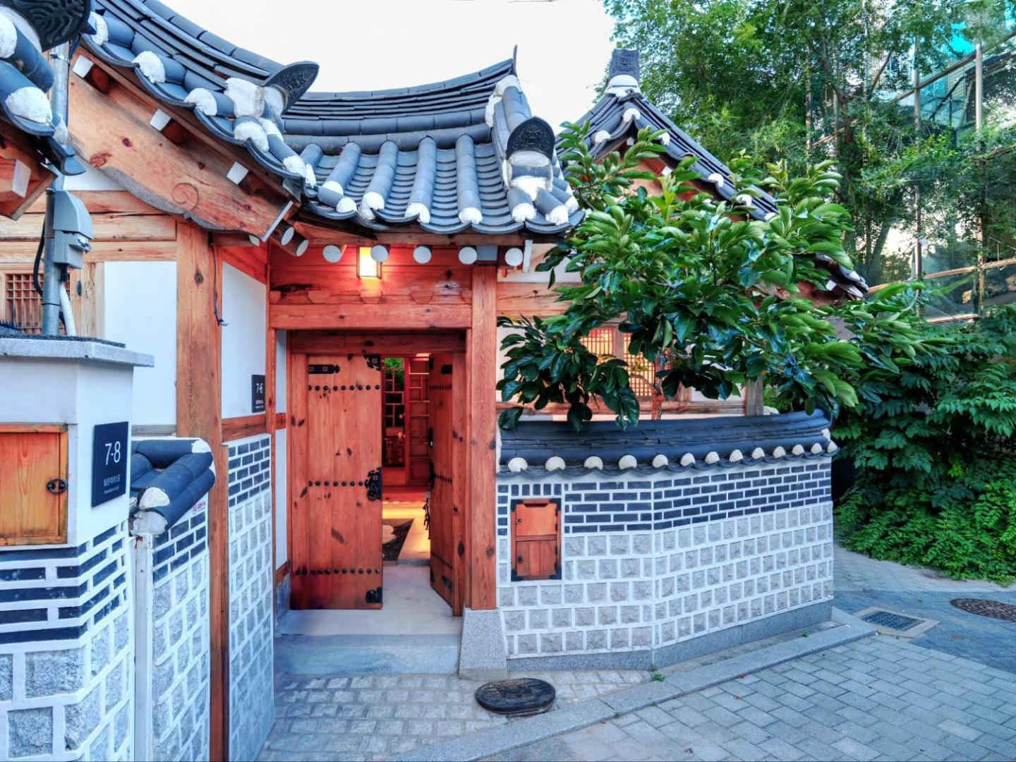 Zdjęcie 10: #오픈할인# 경복궁역 도보 4분#한옥#전통체험#경복궁,인사동,북촌,서촌,광화문,명동, 동대문 바로 옆#짐보관# 9인#호텔침구#각방에어컨#무료와이파이#세탁건조기#교통최고