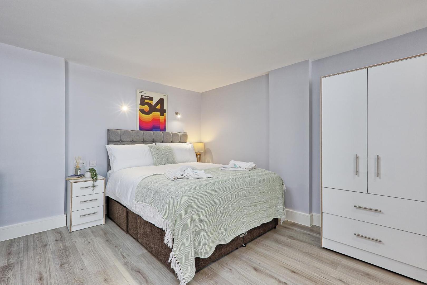 Bilde 3: Studio By Homestyles Hosts Short Lets & Serviced Accommodation Widford With Free WiFi