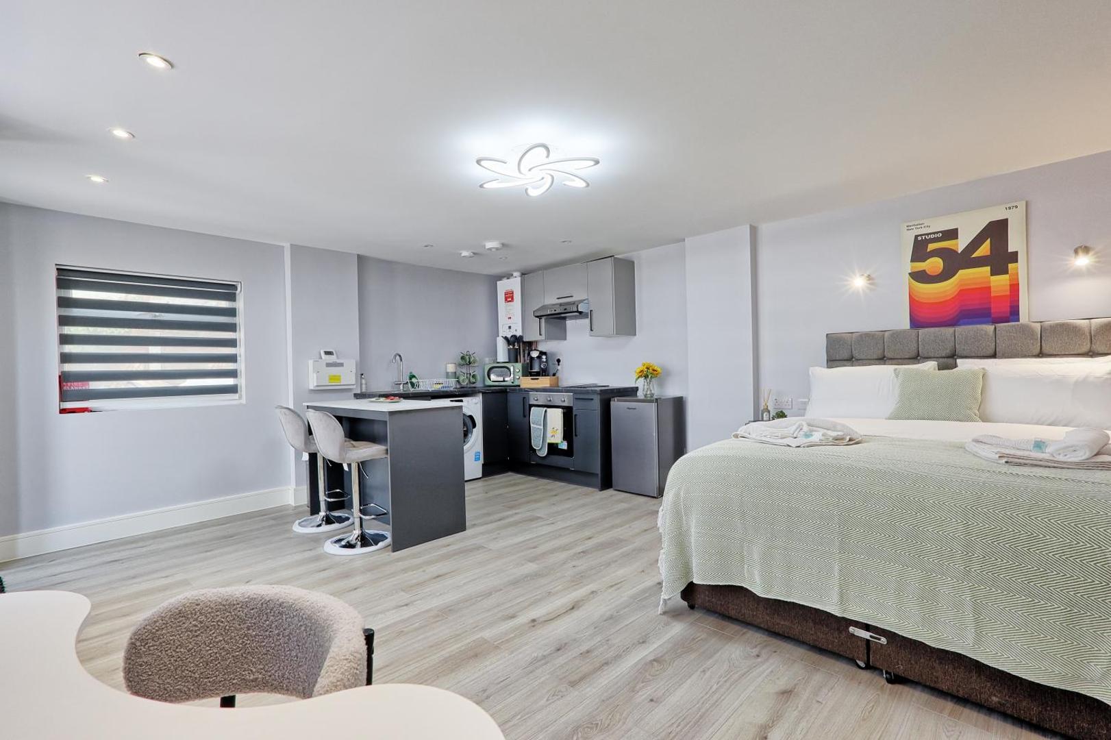 Bilde 5: Studio By Homestyles Hosts Short Lets & Serviced Accommodation Widford With Free WiFi