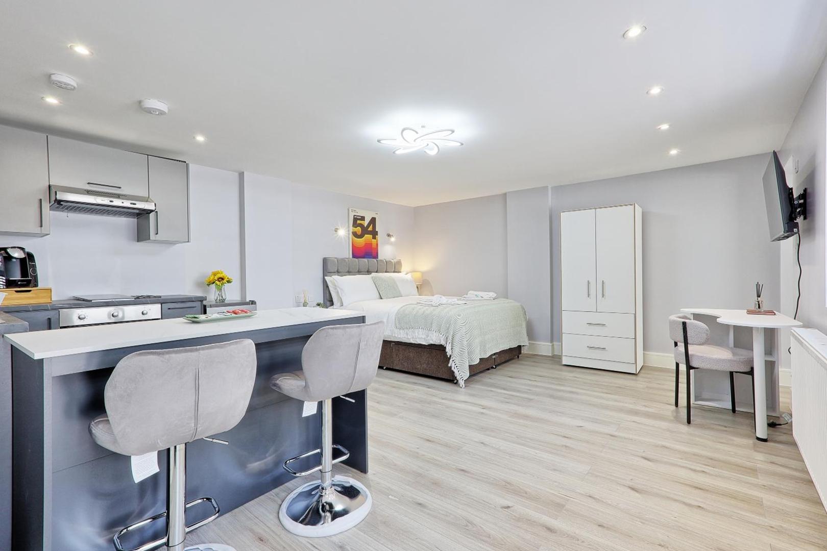 Bilde 2: Studio By Homestyles Hosts Short Lets & Serviced Accommodation Widford With Free WiFi