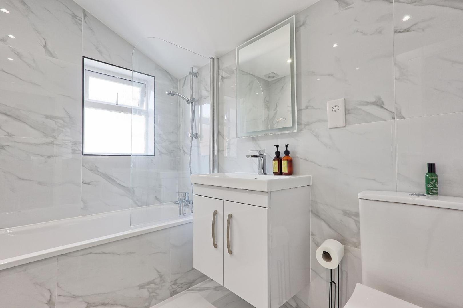 Bilde 10: Studio By Homestyles Hosts Short Lets & Serviced Accommodation Widford With Free WiFi