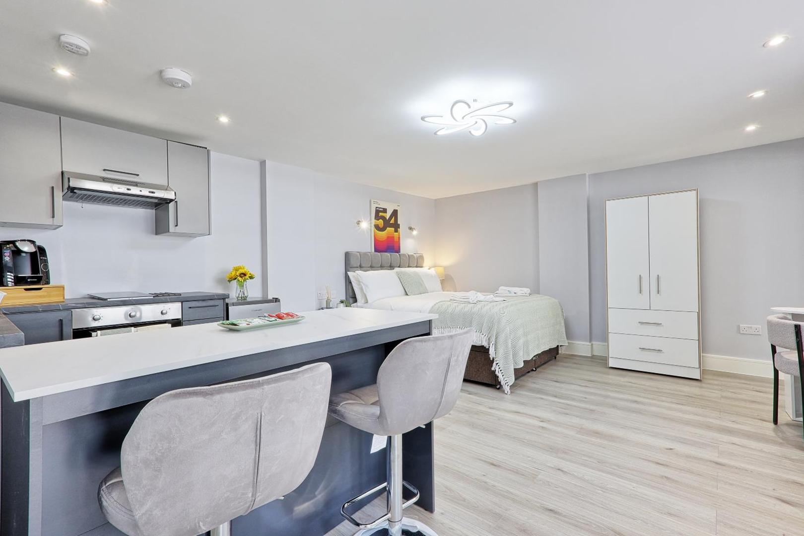 Bilde 9: Studio By Homestyles Hosts Short Lets & Serviced Accommodation Widford With Free WiFi