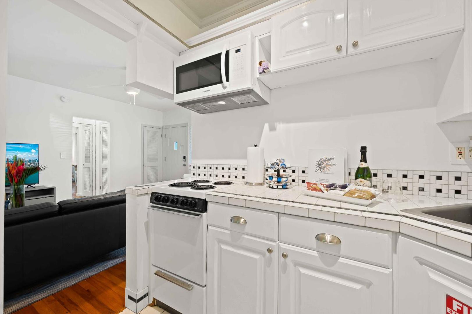 Bild 7: Studio by the Beach Lush Patio w BBQ Queen Bed Breakers Key Two H0MES